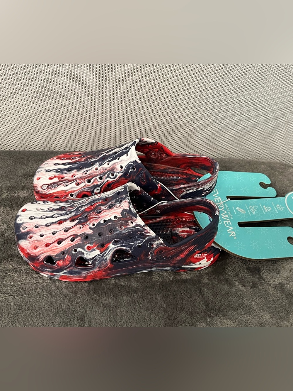 Totes kid’s clogs w/ lightweight Everywear technology. Flexible. Unisex 13-1 NWT